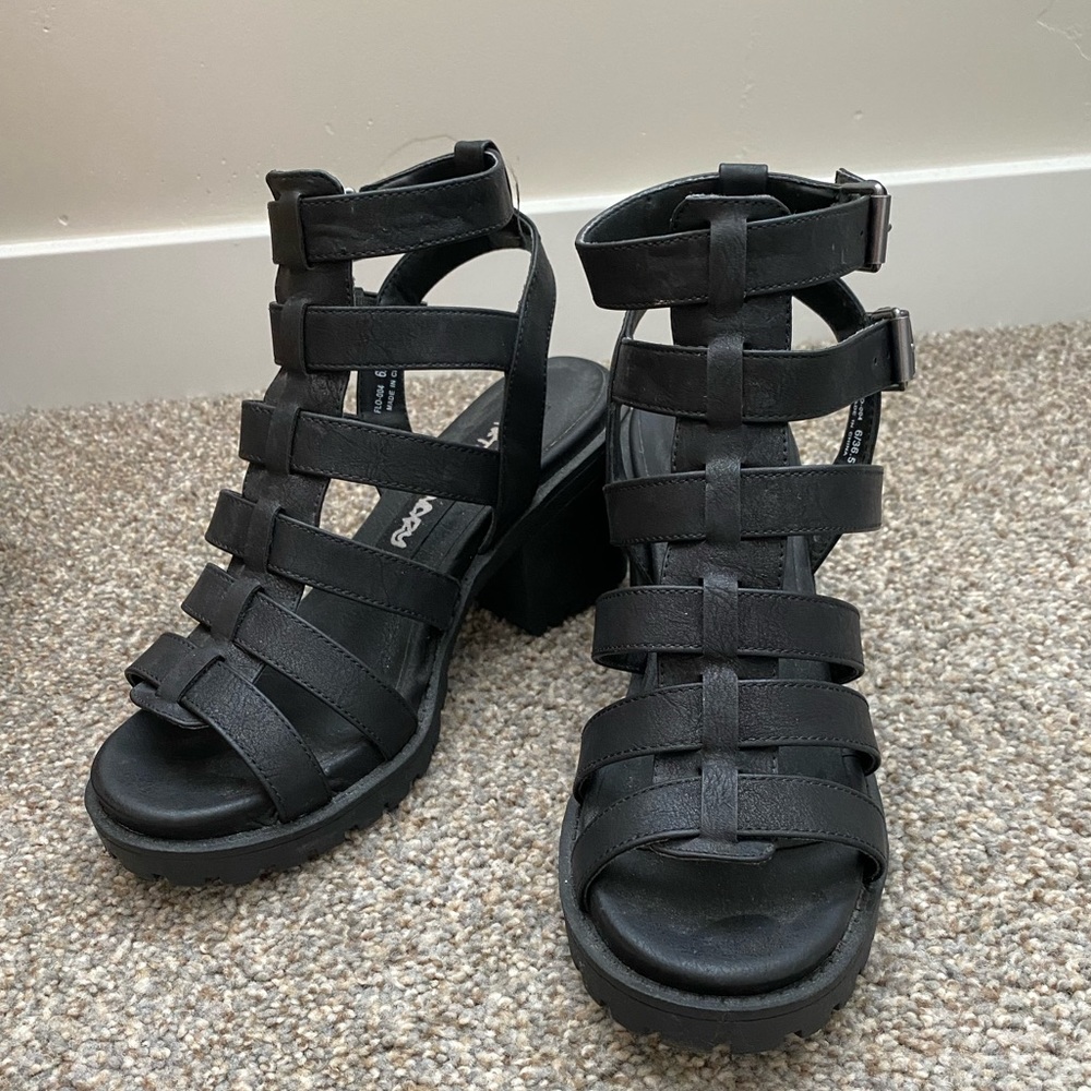 Chinese Laundry Fun Stuff Sandal Size 6